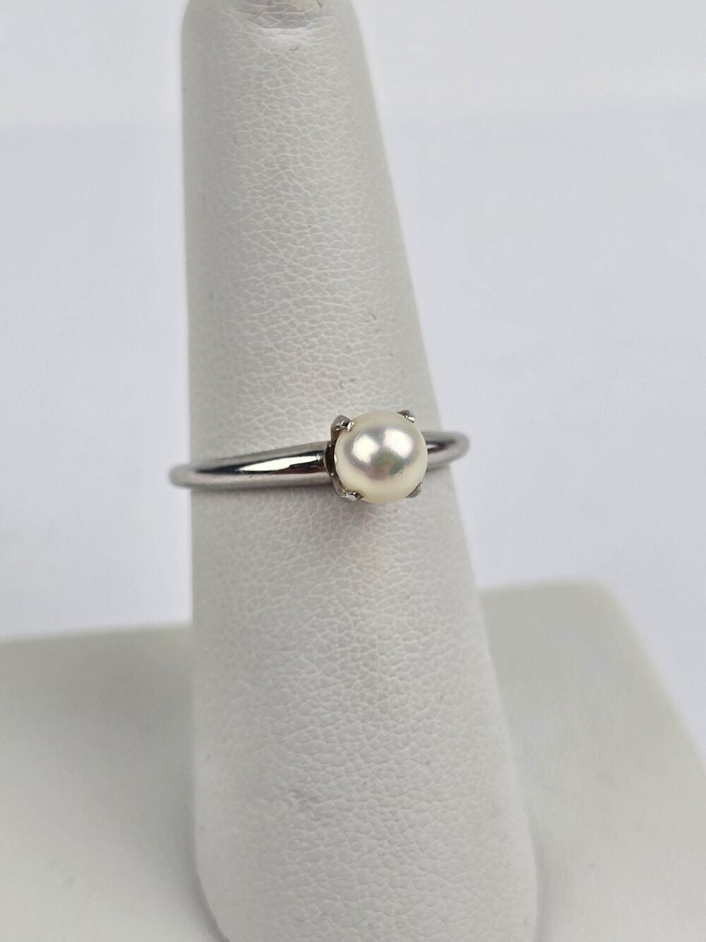 900 Platinum Single white 5.5 mm Pearl Ring size 7 w/ ring box